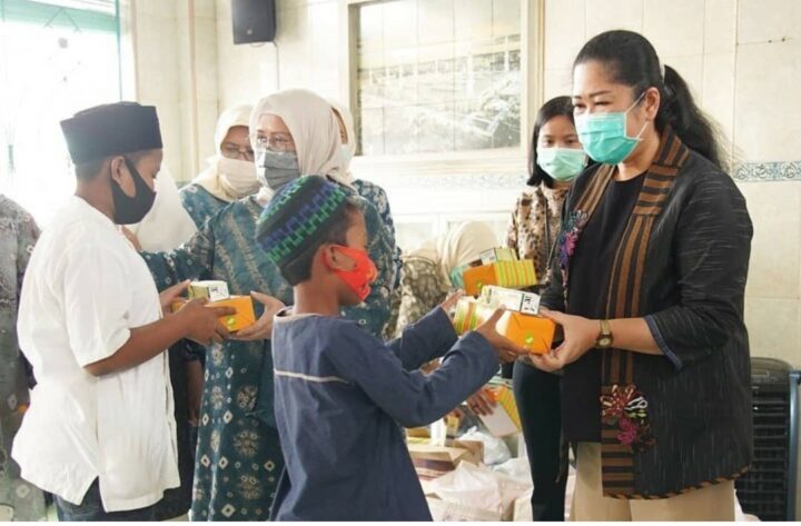 6 Tata Cara Sedekah Ke Anak Yatim yang Bisa Dilakukan