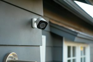 Memasang CCTV di rumah