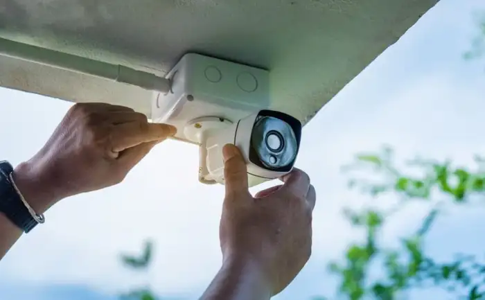 Memasang CCTV di rumah 